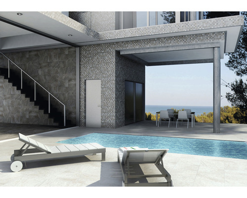 Buitenruimte met zwembad, ligstoelen en zitgroep