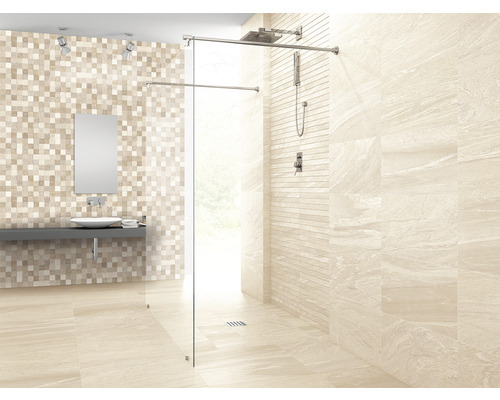 Badkamer met douche, wastafel en tegels