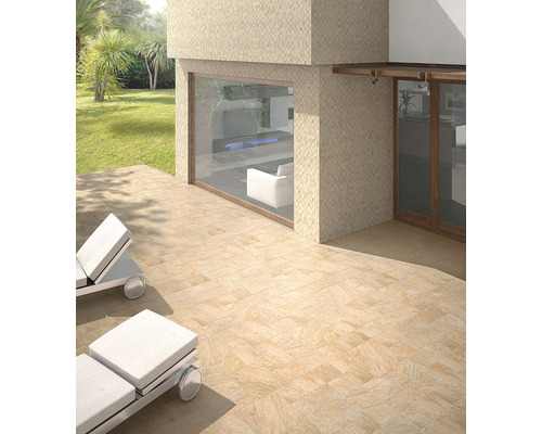 Buitenkant met vloertegels in steenlook en ligstoelen