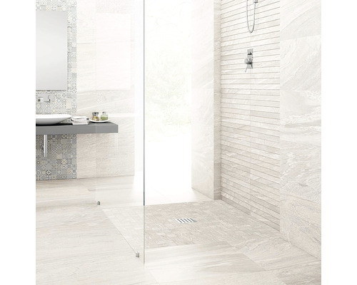 Badkamer met douche, wastafel en tegels