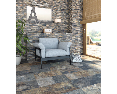 Interieur met stenen tegelvloer, accentmuur en fauteuil