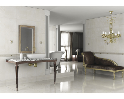 Lichte badkamer met wastafel, spiegel, bad en chaise longue