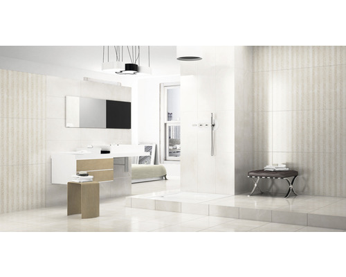 Lichte badkamer met wastafel, douche en zitgelegenheid