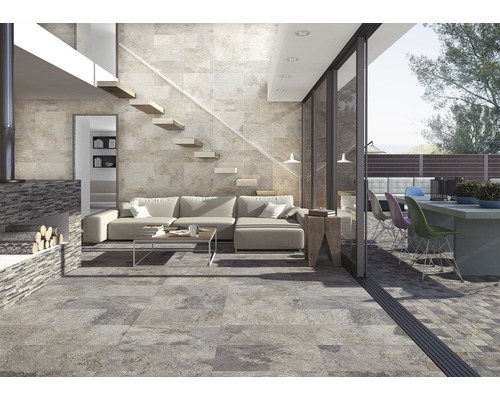 Woonkamer en terras met keramische tegels, trap en zitgroep