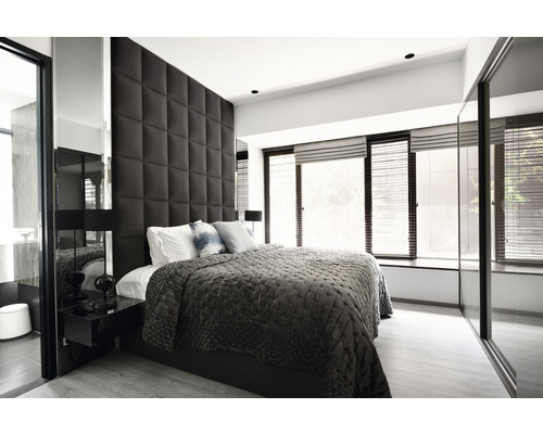 Lichte slaapkamer met bed, gestoffeerd hoofdeinde en raam