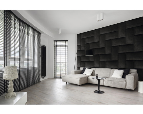 Moderne woonkamer met bank, jaloezieën en akoestische panelen