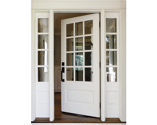 Openstaande voordeur met glazen panelen en zijpanelen.