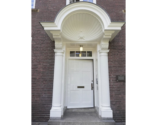 Voordeur met zuilen en versierde overkapping