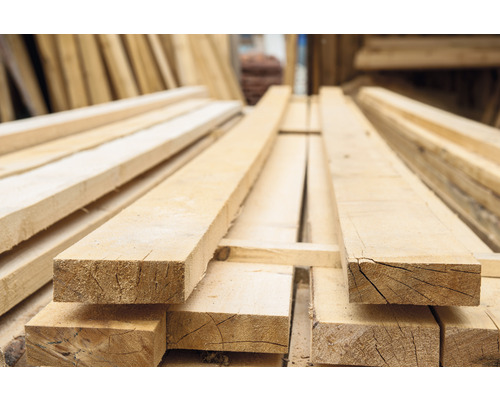 Stapel onbehandelde houten planken