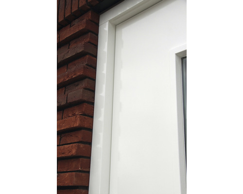 Detailopname van een witte voordeur met kozijn en metselwerk