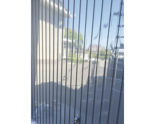 Close-up van een garagedeur met verticale ribbels