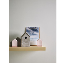Decoratieve huizen en een foto op een houten plank