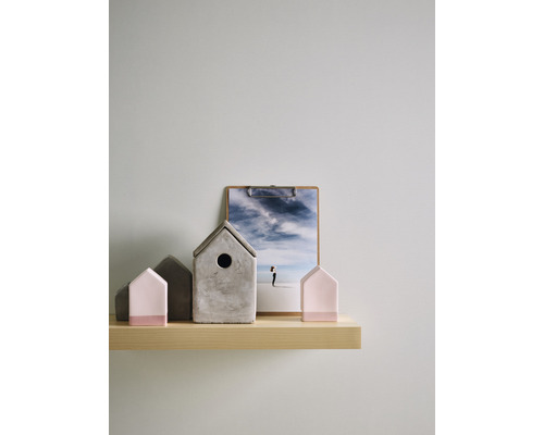 Decoratieve huizen en een foto op een houten plank