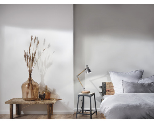 Lichte slaapkamer met houten bed, bedlamp en decoratie op een houten tafel