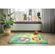 Speelkamer met groen kleed met jungle motieven en dieren