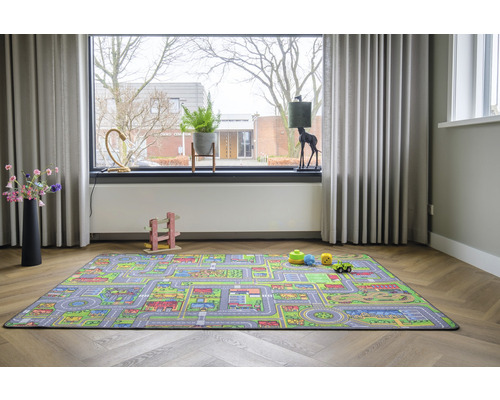 Kinderkamer met speelkleed, speelgoed en groot raam