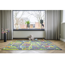 Speelkamer met een tapijt met stratenpatroon, teddybeer en speelgoed