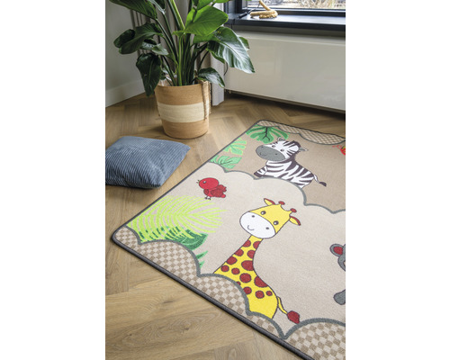 Kinderkamer met vloerkleed met zebra-, giraffe- en vogelmotief
