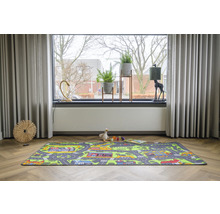 Speelkleed met stratenpatroon in een lichte woonkamer