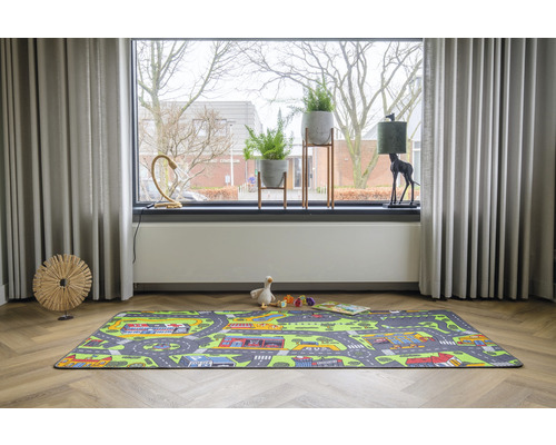 Speelkleed met stratenpatroon in een lichte woonkamer