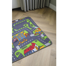 Speelkleed met stratenpatroon op houten vloer