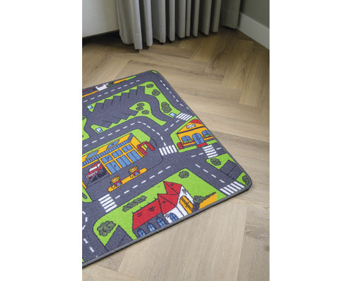 Speelkleed met stratenpatroon op houten vloer