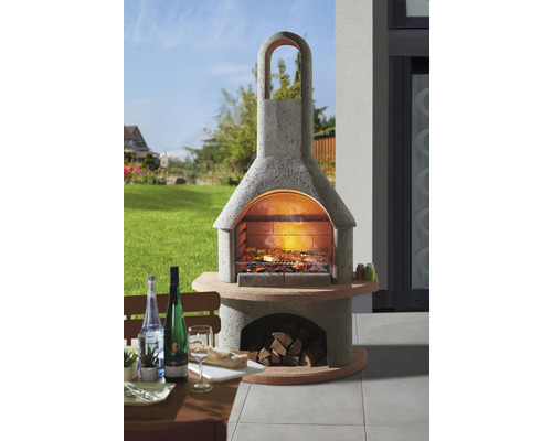 Gemetselde barbecue met gegrilde producten en hout op een terras