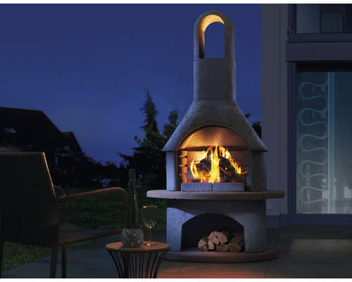 Buitenscène met tuinhaard, stoel, tafel, drankje en hout