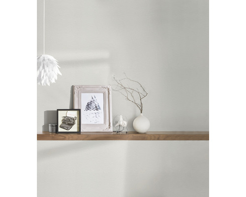 Wanddecoratie met foto's, decoratie en een plank