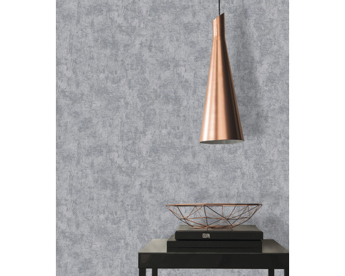 Behang met abstract patroon, gecombineerd met een hanglamp en een decoratieve schaal op een tafel