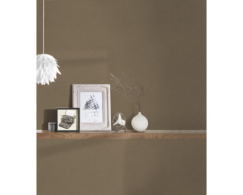 Decoratief behang in woonkamer met plank en decoratie