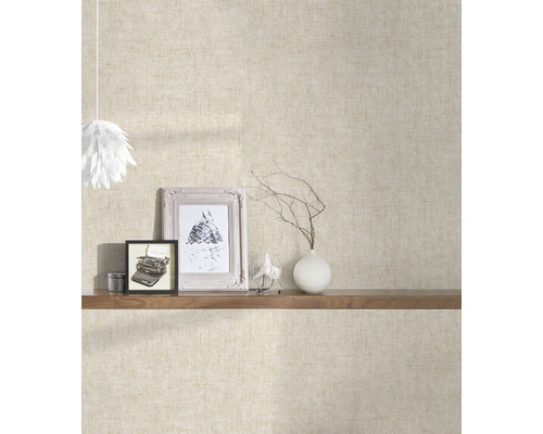 Behang met patroon en decoratie op een plank