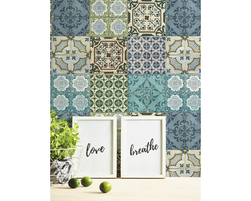 Decoratief behang met tegels, fotolijsten en plant