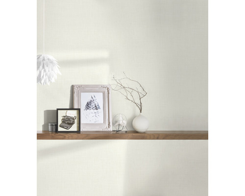 Lichtkleurig behang met textielstructuur in een kamer