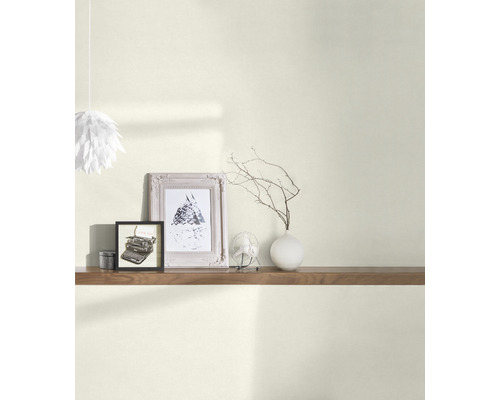 Woonkamer met een plank, foto''s en een lamp