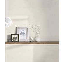Wanddecoratie met plank, decoratie en verlichting voor een gezellige sfeer
