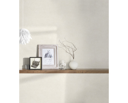 Wanddecoratie met plank, decoratie en verlichting voor een gezellige sfeer