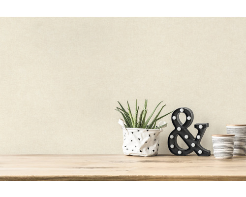 Interieur met plant, decoratieve ampersand en gestreepte keramiek op een houten tafel