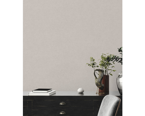 Detailopname van een gestructureerd wandbehang in een interieur met dressoir en decoratie.