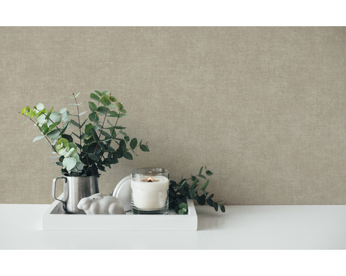 Decoratieve stilleven scène met eucalyptus takken, kaars en decoratieve elementen voor een gestructureerde wand