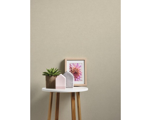 Wanddecoratie met decoraties op een tafel