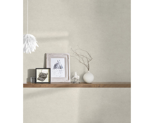 Decoratieve kamer met gestructureerd behang, houten plank, foto''s en decoratieve elementen.