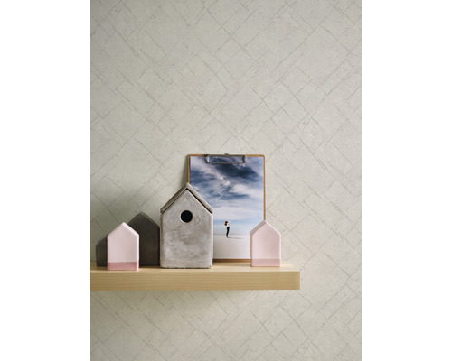 Behang met patroon en decoratieve elementen op een plank