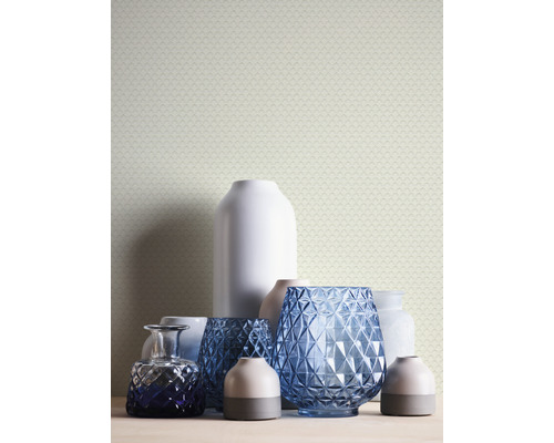 Decoratieve vazen op een tafel voor een patroonbehang