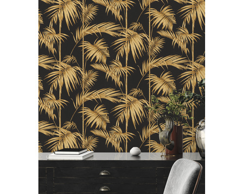 Interieur met zwart palmenbladbehang achter een bureau