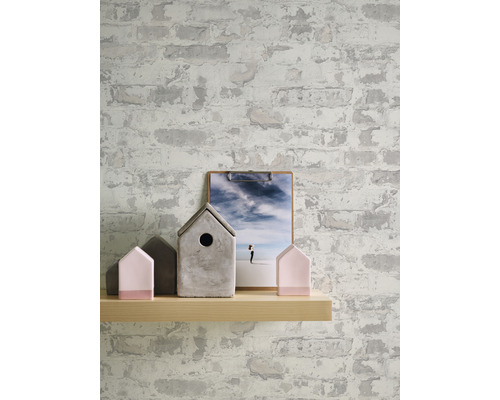 Wanddecoratie met baksteenlook behang, houten plank, decoratieve huisjes en afbeelding