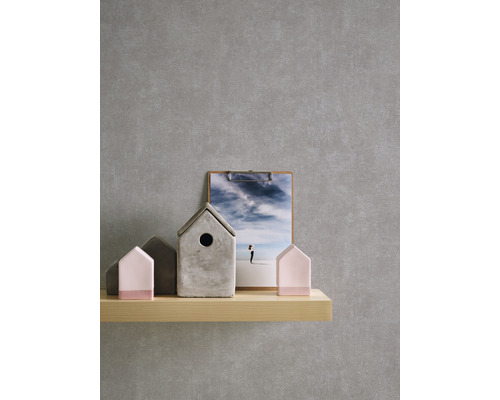 Decoratieve huisjes en een foto op een plank.