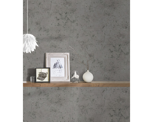 Woonkamerontwerp met grijs betonlookbehang, houten plank, fotolijsten en decoratie