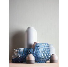 Arrangement van diverse vazen van glas en keramiek