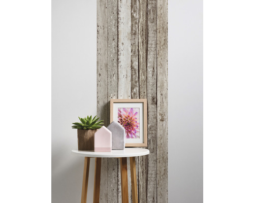Decoratief behang met houtlook, met tafel, plant en fotolijst